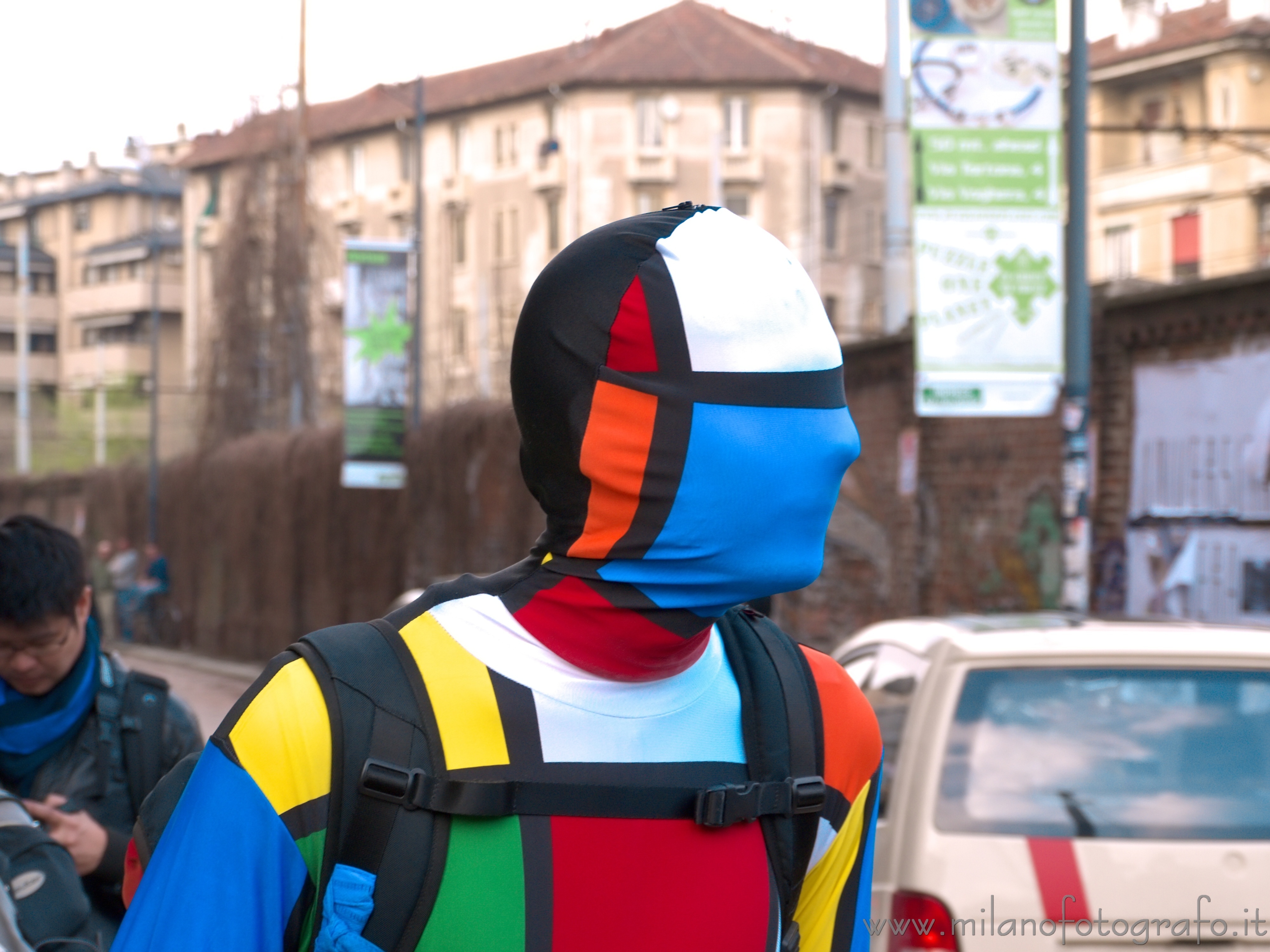 Milano - Uomo pubblicità stile Mondrian al Fuorisalone 2013